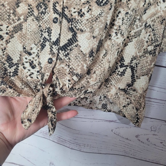 Sanctuary Snakeskin Print Short Sleeve Front Tie Boxy Top Womans Size Large - Picture 4 of 6